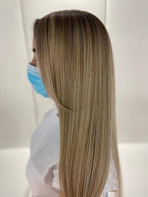 Girl with long blonde hair and blue facemask at the klinik salon London 