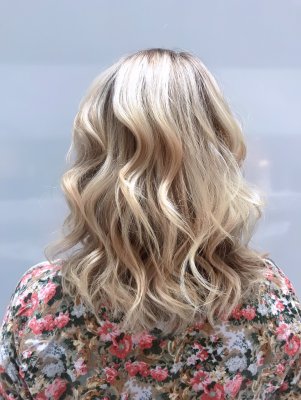 Off the shoulder length hair highlighted by Anna at the klinik hairdressing and finished off giving it a soft beachy wave with the GHD irons